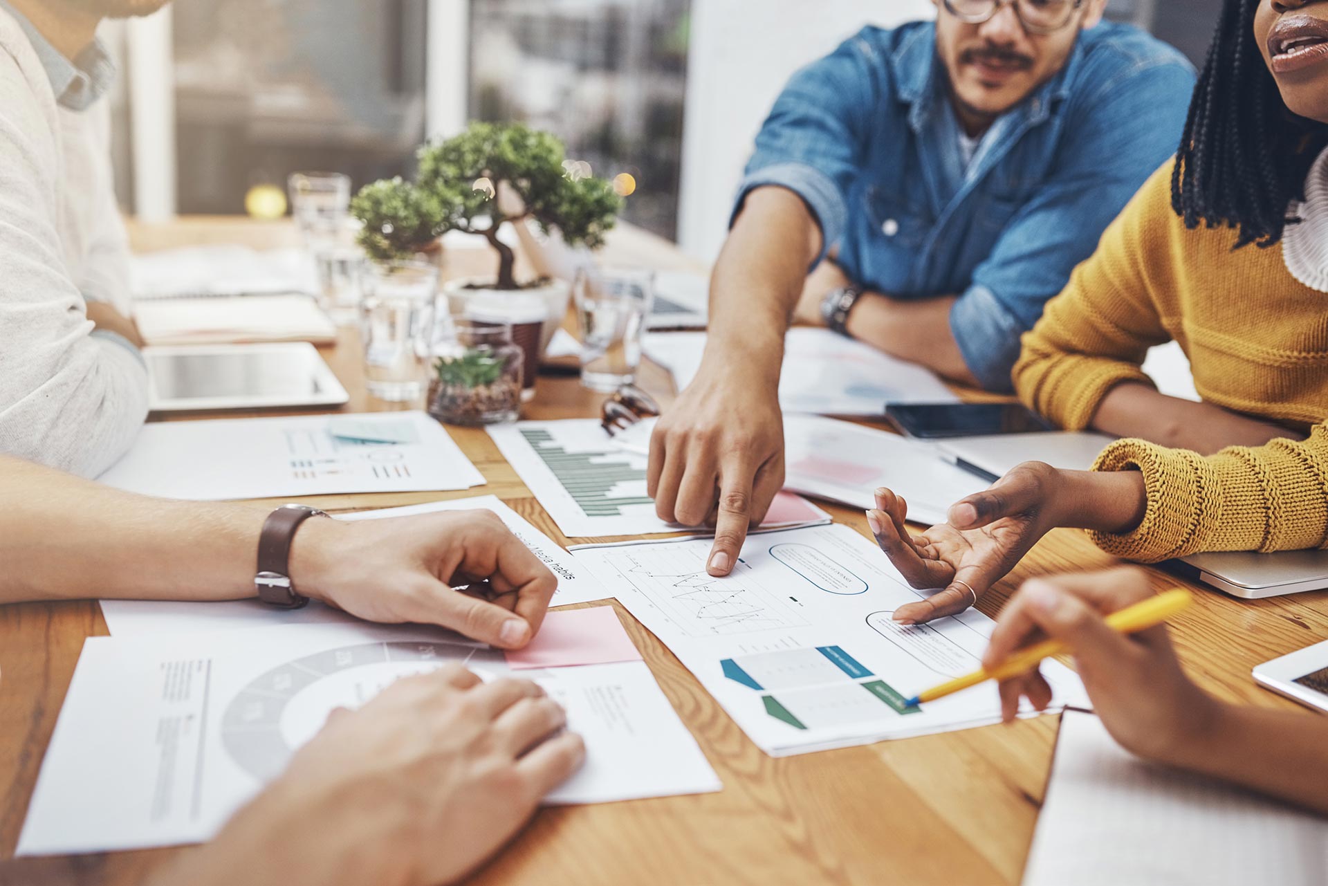 Plan d’affaires collaboratif – équipe en réunion stratégique Plan d’affaires collaboratif – équipe en réunion stratégique