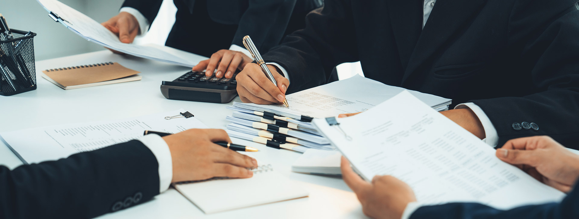 Analyse de documents financiers pour la fin d’année fiscale. Analyse de documents financiers pour la fin d’année fiscale.
