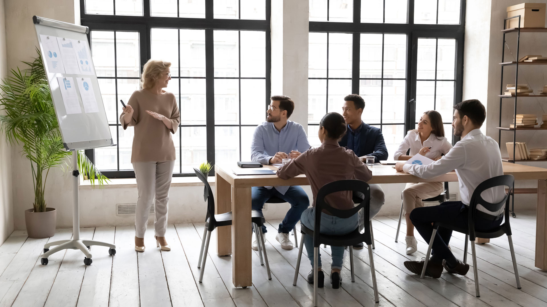 Présentation des changements dans une entreprise lors d'une rencontre d'équipe. Résistance au changement par les collaborateurs.