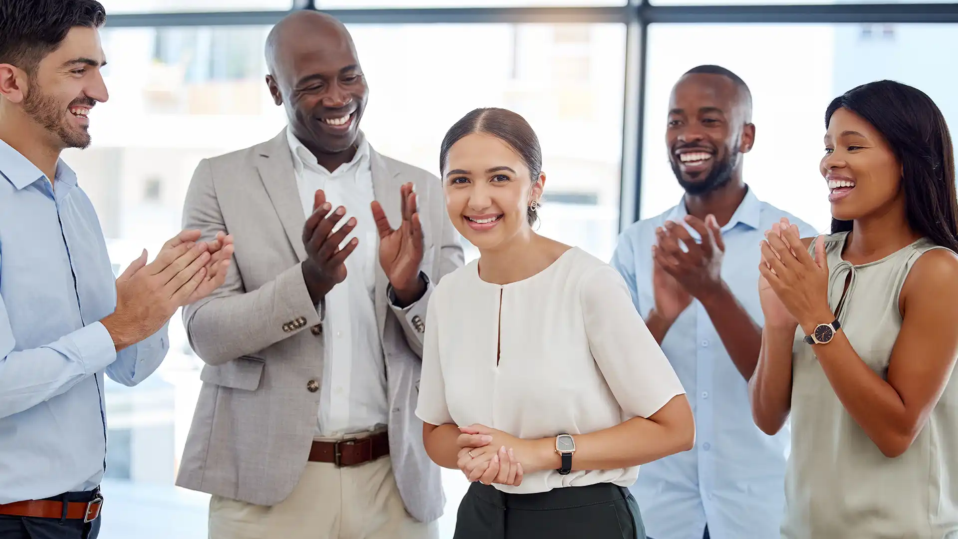Reconnaissance-travail Équipe de travail célébrant une réussite collective, illustrant la reconnaissance professionnelle et la mobilisation des employés.